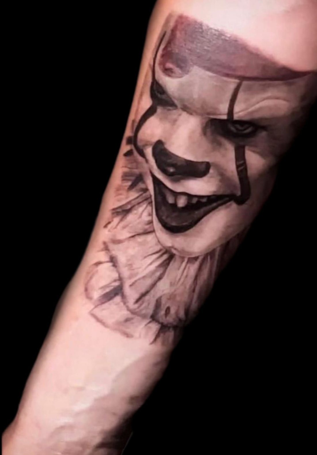 Pennywise tatuado en realismo black and grey